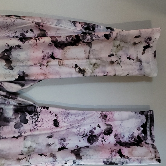 Spalding Large watercolor workout capris - Picture 3 of 6